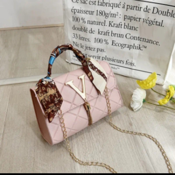 NWT !!:Beautiful Pink Argyle Embossed Crossbody Shoulder Bag with Scarf!!✨️💕✨️ - Picture 3 of 12